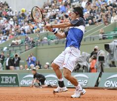 Nishikori powers into French Open quarterfinals for 1st time