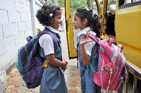 Indian elementary students' schoolbags become lighter