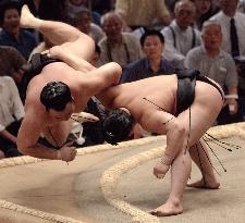 Asashoryu beats Takanonami at Nagoya sumo