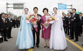 Roh heads to Pyongyang for summit with Kim Jong Il