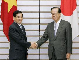 Vietnamese President Triet talks with Prime Minister Fukuda