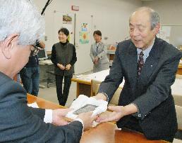 Writer's notebooks on A-bomb experience deposited in Hiroshima