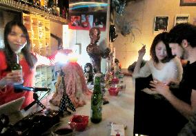 Guests enjoy drinking, smoking at Shimbashi bar