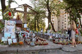 People view cenotaph built in memory of coup d'etat victims in Kiev