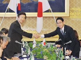 Japan, S. Korea foreign ministers meet amid rows over WWII issues