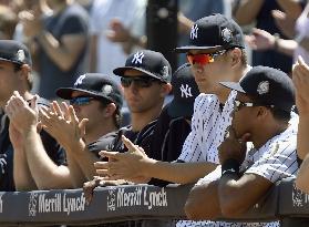 Tanaka, other Yankees clap for Posada during number-retiring ceremony