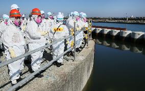 Fishermen, TEPCO officials view wall against polluted water