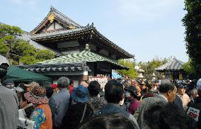 Tokyo snapshot: People throng around Nishiarai Daishi's hall