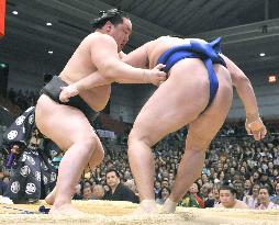 Asashoryu improves to 2-0 at spring sumo