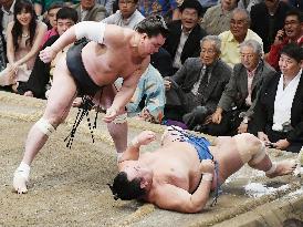 Harumafuji wins on 12th day of Autumn tourney