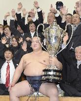 New Year champ Kisenosato beats Hakuho, set for yokozuna