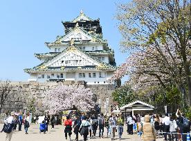 Osaka Castle draws record visitors in FY 2016