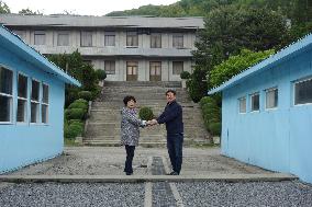 S. Koreans re-enact scenes of inter-Korean summit