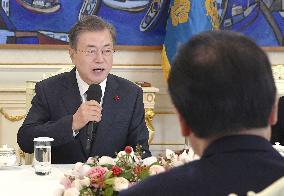 S. Korean Pres. Moon meets Japanese lawmakers