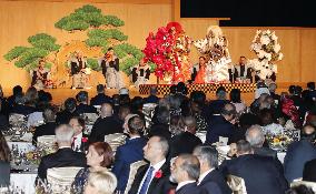 Abe hosts banquet for foreign guests after imperial ceremony