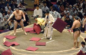 Hakuho jumps into lead, Asa falls in shocker at summer sumo
