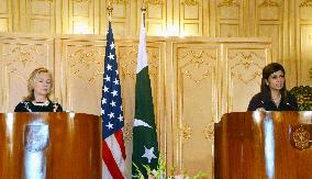 Clinton, Khar in press conference in Islamabad