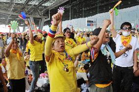 Protests force Bangkok int'l airport closure, grenades injure 8