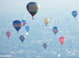 (1)Colorful balloons fly over Saga