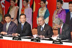 ASEAN-plus-3 pledge to play main role in community building