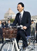 (CORRECTED) Hatoyama tries electric bicycle at premier's office