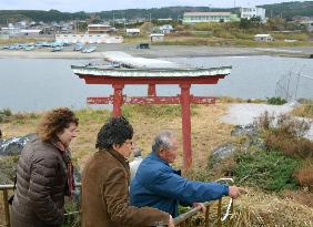 Shrine gates washed away by tsunami to return from U.S.