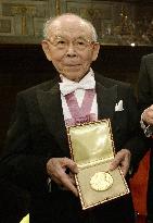 Nobel laureate Akasaki receives prize