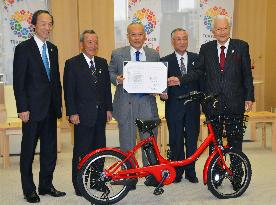 Tokyo governor shows document on bicycle-sharing accord