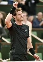 Murray advances to French Open 2nd round