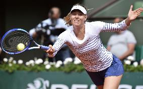 Sharapova advances to French Open 4th round