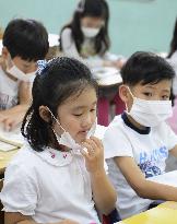 Pupils wear masks at Seoul elementary school