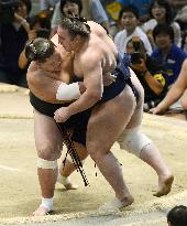 Terunofuji beats Tochinoshin at Nagoya sumo tournament