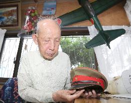Ex-lieutenant of Japanese army shows military cap