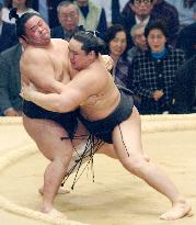 Asashoryu keeps pressure on at spring sumo