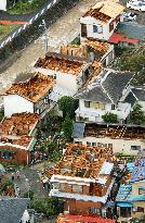 (2)Typhoon leaves 5 dead, 4 missing