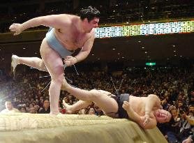 Asashoryu falls to 1st defeat, Kotooshu rallies at New Year sumo