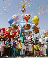 Pro figure skater Oda poses with kids at Universal Studio Japan event