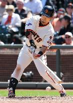 Giants' Aoki extends hitting streak to 8 games