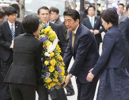 Japan PM Abe pays floral tribute to Boston Marathon victims