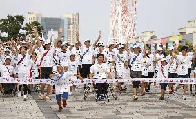 1,000-km Aomori-Tokyo relay ends after encouraging quake-hit region