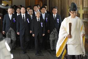 Abe sends offering as 3 Cabinet ministers visit war-linked shrine