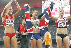 Heptathlon athletes acknowledge spectators' cheers in Beijing