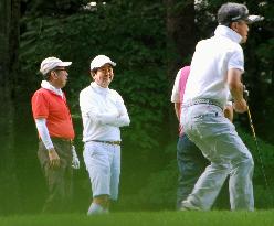 Japanese PM Abe plays golf