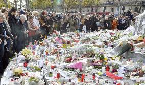 Parisians mourn terror attack victims