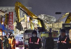 Rescue efforts continue in quake-hit Taiwan