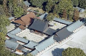 Refurbished roof of Nara's Kashihara Jingu Shrine revealed to press