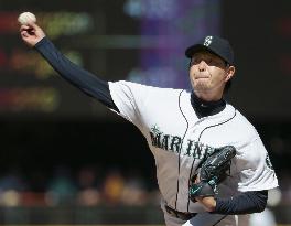 Mariners' Iwakuma takes loss against ex-teammate Yankees' Tanaka