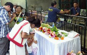 2,800 bid farewell to oldest elephant Hanako