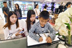 Japanese in Thailand mourn King Bhumibol's death