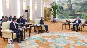Chinese Premier Li meets foreign ministers of Japan, S. Korea